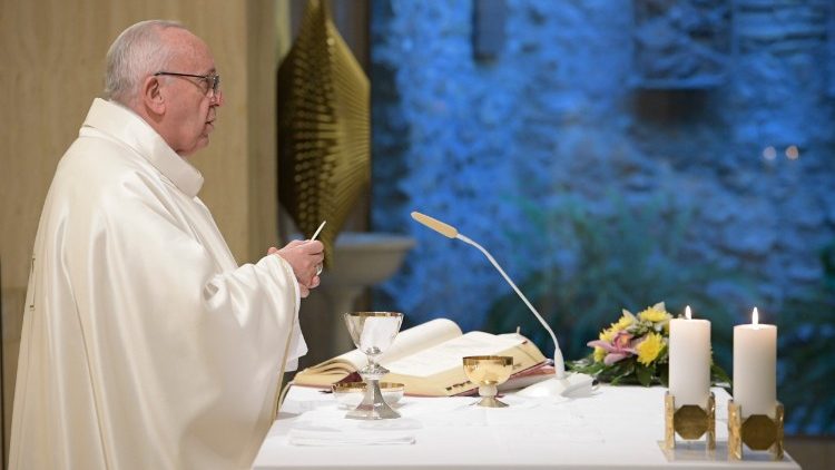 Påven Franciskus firar mässan i Sankta Marta