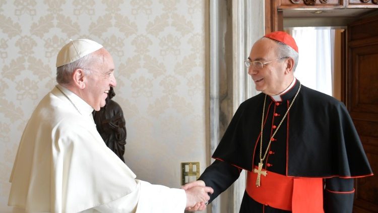 Le cardinal Dominique Mamberti et le Pape François lors d'un entretien en janvier 2018.