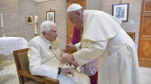 Papa: të lutemi për Benediktin XVI: shumë i sëmurë, e mbështet Kishën në heshtje