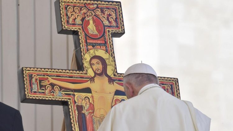 Paven på Petersplassen 12. august  foran San Damiano-krusifikset fra Den hellige Klaras basilika. Krusifikset vil bli sendt til Verdensungdomsdagene i Panama.