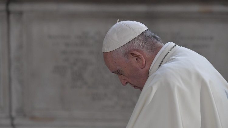Påven i bön under sin resa till Irland 2018