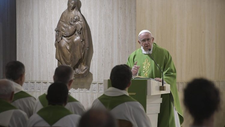 Ferenc pápa prédikál a Szent Márta-ház kápolnájában