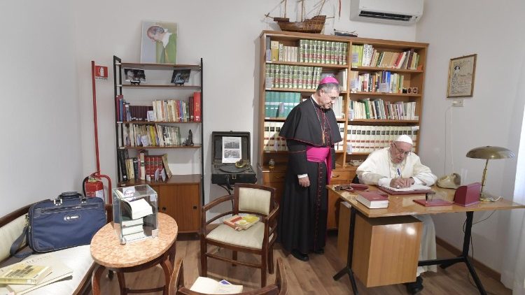 Papež František na návštěvě v domě Pina Puglisiho v září 2018