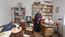 El Papa Francisco y el arzobispo Lorefice en la casa del beato Pino Puglisi, en Palermo (Vatican Media)