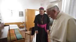 Franziskus besucht 2018 die Wohnung des ermordeten Priesters Pino Puglisi