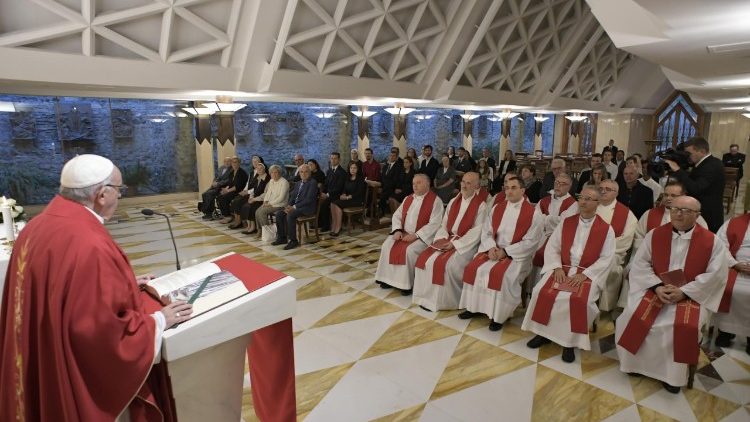 البابا محتفلا بالقداس في كابلة  بيت القديسة مارتا