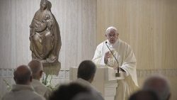 Papa Misa Casa Santa Marta ángeles custodios trascendencia