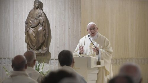 Papež med jutranjo homilijo: Angeli varuhi – naša vrata k Očetu