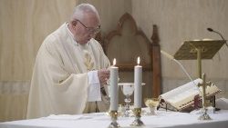 Le Pape célébrant l'eucharistie du 2 octobre 2018 à la chapelle de la Maison Sainte-Marthe.