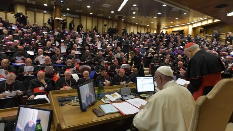 V sinodalni dvorani se je z govorom papeža Frančiška začela škofovska sinoda o mladih.