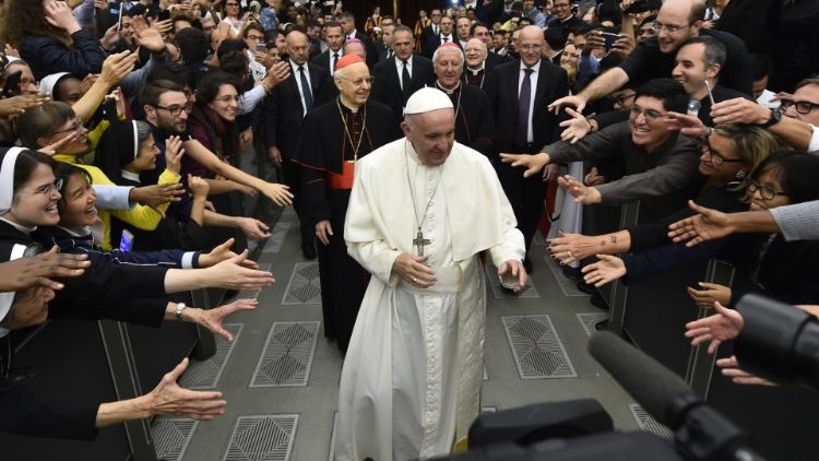 Papež Frančišek med srečanjem z mladimi, ki je potekalo v okviru škofovske sinode