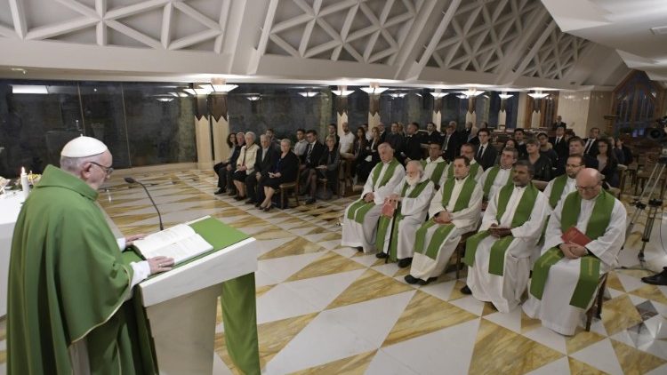البابا فرنسيس محتفلا بالقداس في كابلة القديسة مارتا