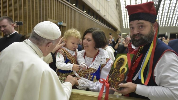 البابا فرنسيس مستقبلاً المشاركين في زيارة حج تقوم بها أبرشية كراكوفيا البولندية 10 أكتوبر 2018