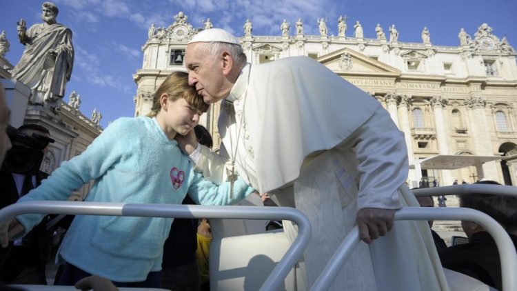Påven möter pilgrimer under audiensen 
