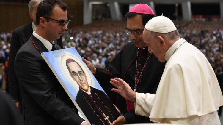 Papež blagoslavlja podobo prvega salvadorskega svetnika
