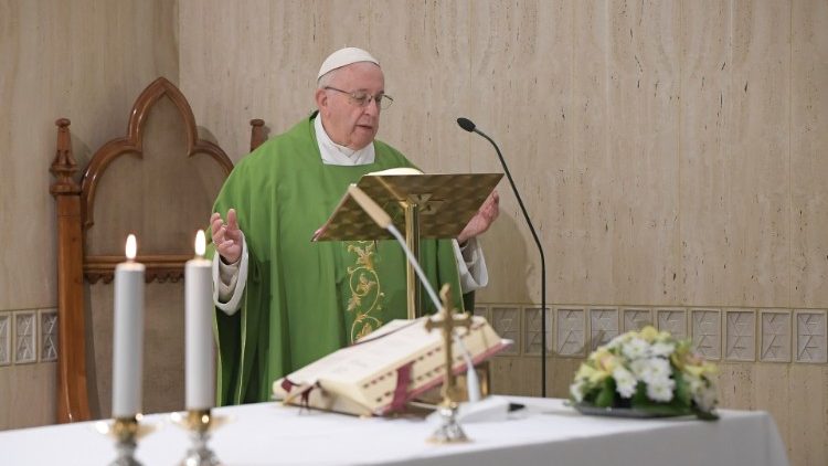 Popiežius aukoja Mišias Šv. Mortos namų koplyčioje