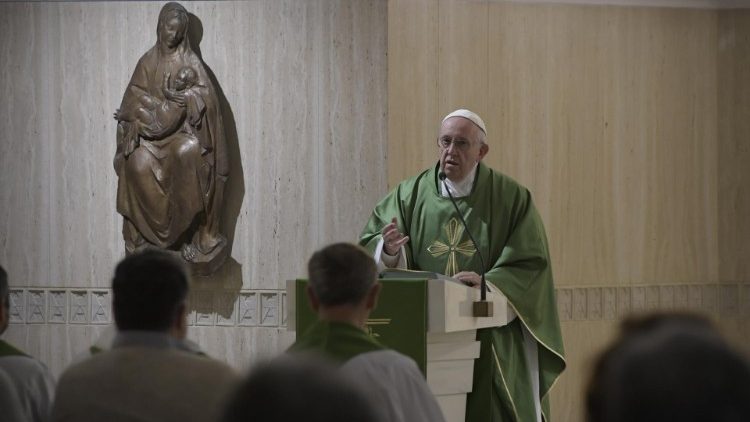 Папа прамаўляе гамілію падчас св. Імшы ў капліцы Дому св. Марты