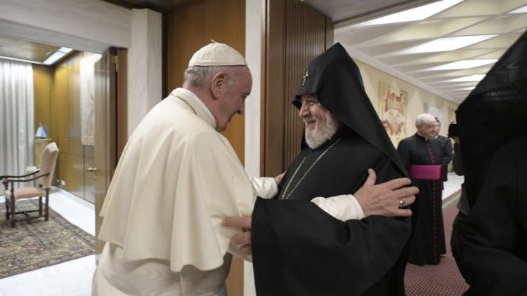 Karekin II ja Paavi Franciscus 