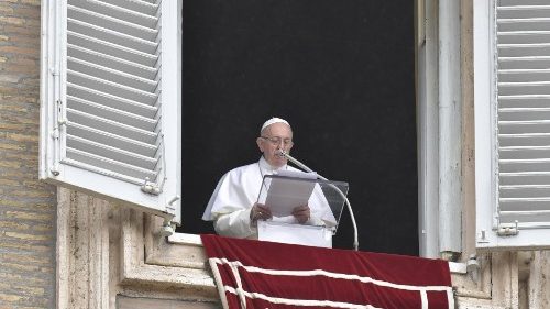 Papež Frančišek je današnji opoldanski nagovor posvetil podelitvi izkušnje zasedanja sinode.