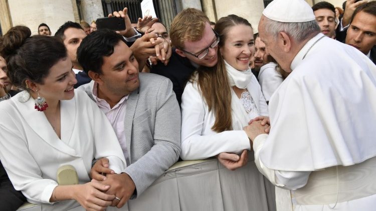 Pápež František počas generálnej audiencie pozdravil aj mladomanželov
