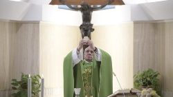 Le Pape célébrant l'eucharistie à la chapelle de la Maison Sainte-Marthe, le 6 novembre 2018.
