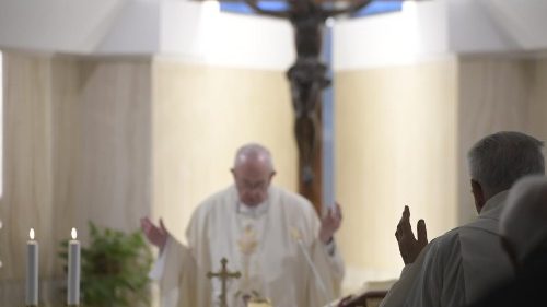 Papa Francesco: le chiese siano luoghi di culto e non mercati