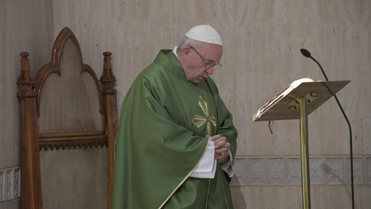 2祈る教皇フランシスコ