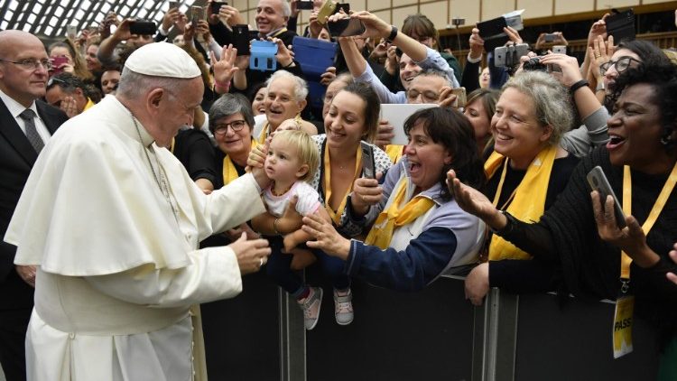 Papež Frančišek med srečanjem z zborovskimi pevci