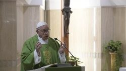 Papa Francesco durante la Messa di oggi  a Casa Santa Marta