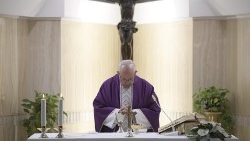 Le Pape lors de la messe à Sainte-Marthe