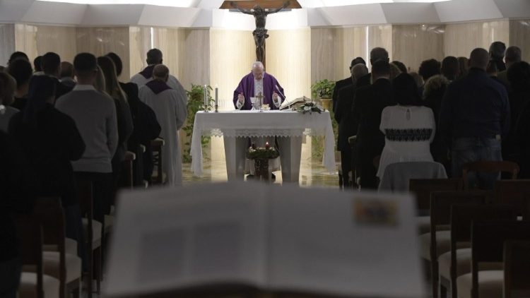 El Papa Francisco celebra la Misa matutina en la capilla de la Casa de Santa Marta