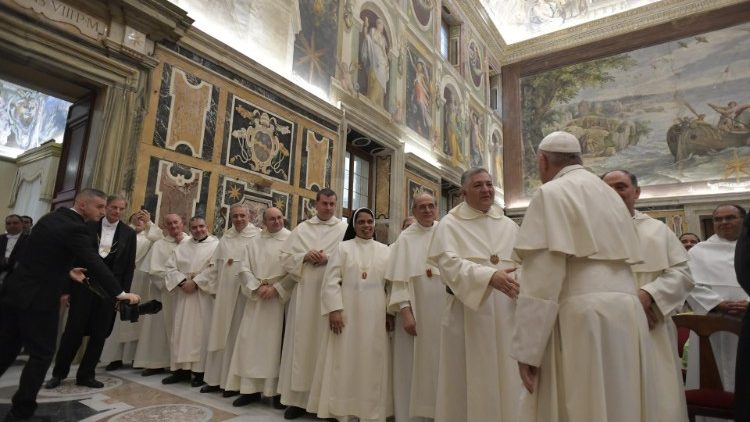 Popiežius sveikina audiencijos dalyvius