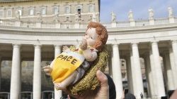 2018.12.16 Angelus Benedizione bambinello in piazza san Pietro, bambinelli del presepe, gesù Bambino