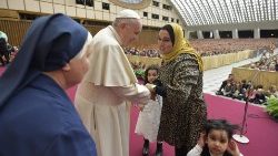 O Papa com as crianças e famílias atendidas pelo Dispensário Santa Marta