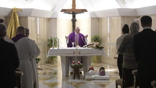 Pápež kázal o sv. Jozefovi, modlil sa za tvorcov ozdôb zo Slovenska 