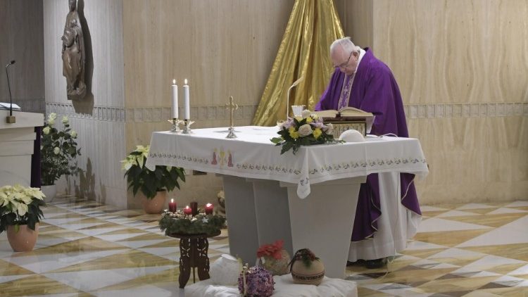 Ferenc pápa a Szent Márta-ház kápolnájában