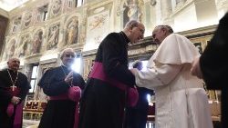 Pope Francis greets members of the Roman Curia during the traditional exchange of Christmas greetings (archive photo)