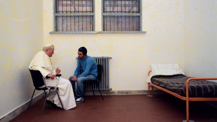 教宗若望保祿二世到監獄探訪阿里‧阿恰