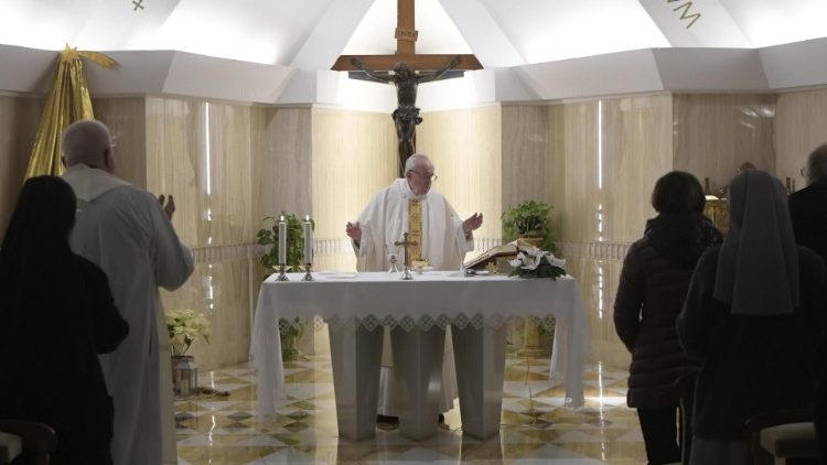 Papež Frančišek med darovanjem maše v kapeli Doma sv. Marte