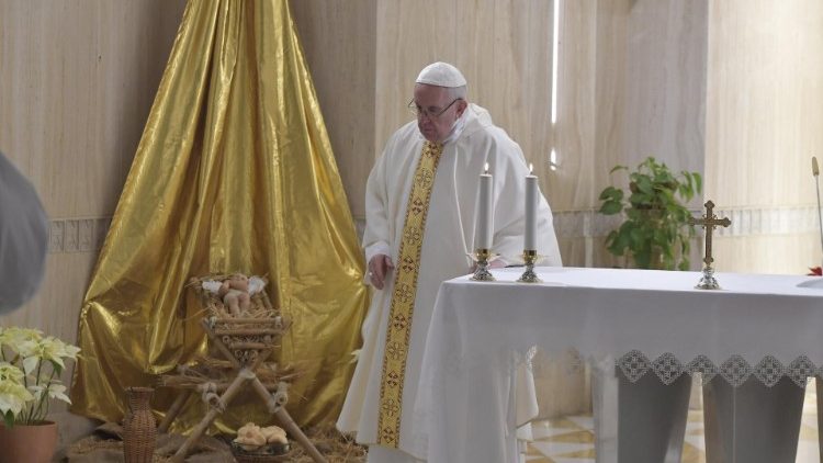 Papež Frančišek med sveto mašo v kapeli Doma sv. Marte