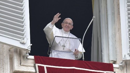 Pope at Angelus: ‘Remember date of your Baptism’
