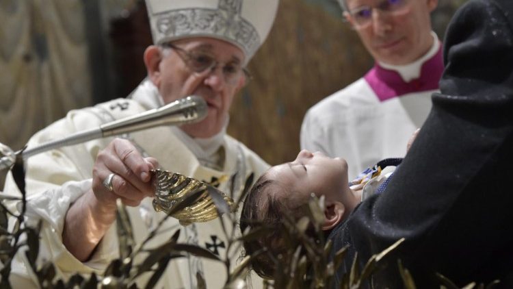 ĐTC rửa tội cho một em bé Ý dịp lễ Chúa Giê-su Hiển Linh năm 2019