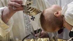 Papež Frančišek je danes v sikstinski kapeli krstil 27 otrok: 12 dečkov in 15 deklic.