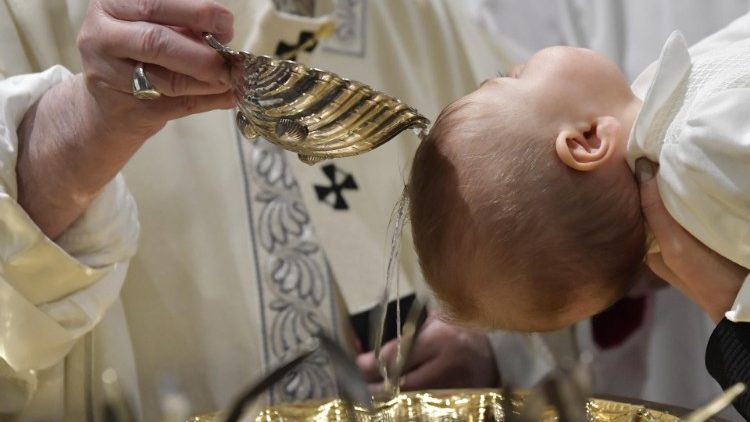 Papež Frančišek je danes v sikstinski kapeli krstil 27 otrok: 12 dečkov in 15 deklic.