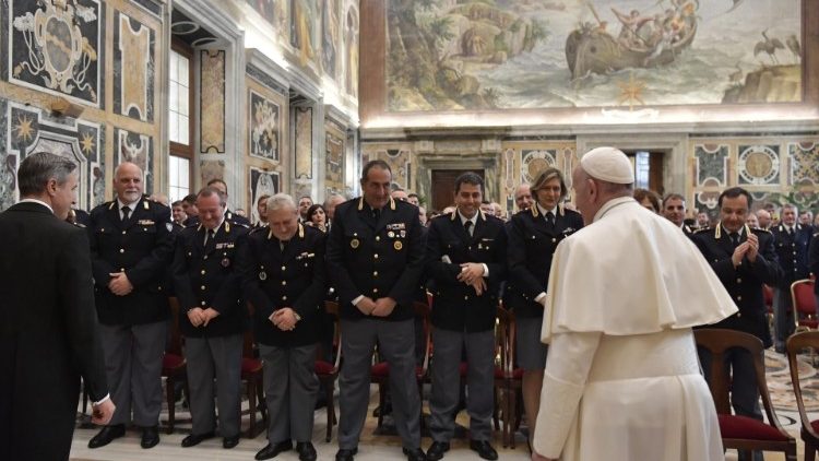 Ferenc pápa az olasz Közbiztonsági Felügyelőség vezetőivel és tagjaival