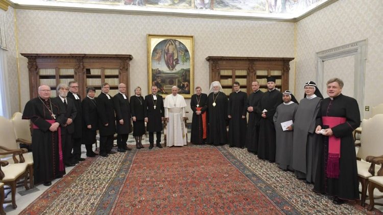 Ferenc pápa a finnországi ökumenikus küldöttséggel