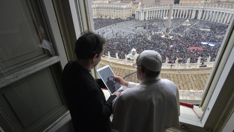 Pave Frans med pater Fredéric Fornos fra Pavens bønnenettverk. Angelus 20. januar 2019.