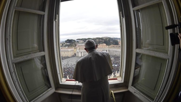 Papež Frančišek med opoldansko molitvijo Angel Gospodov z okna apostolske palače na Trgu sv. Petra.