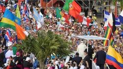 Papa Francesco a Panama per la Gmg 2019, in primo piano le bandiere del Portogallo che nel 2023 ospiterà l'evento mondiale dei giovani