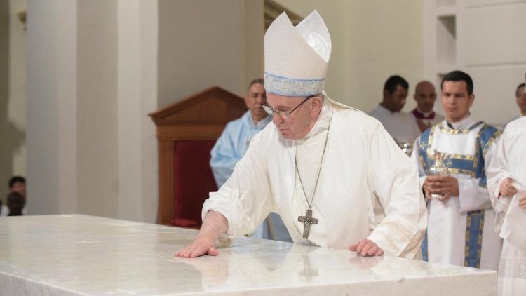 Pope Francis reconsecrates the altar of Panama's Cathedral